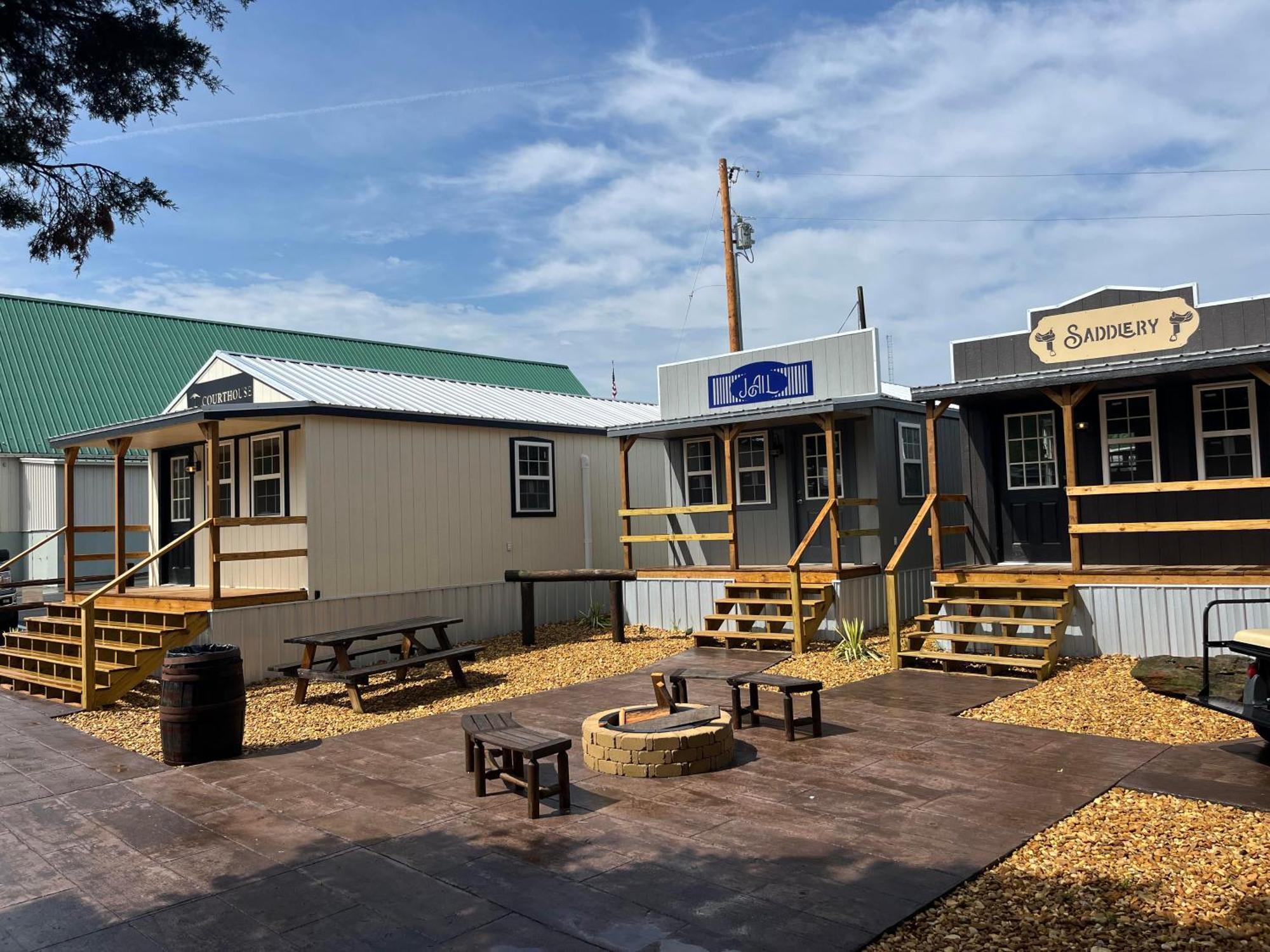 The Outpost Hotel Grand Rivers Exterior photo